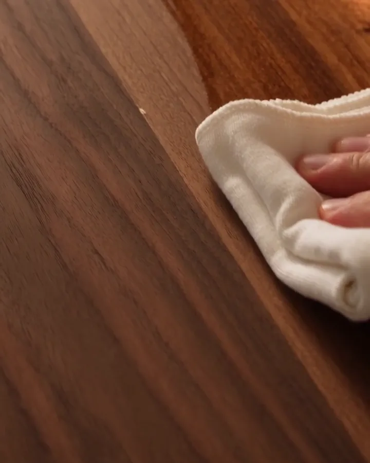 Application d'une huile de finition sur un plateau en noyer