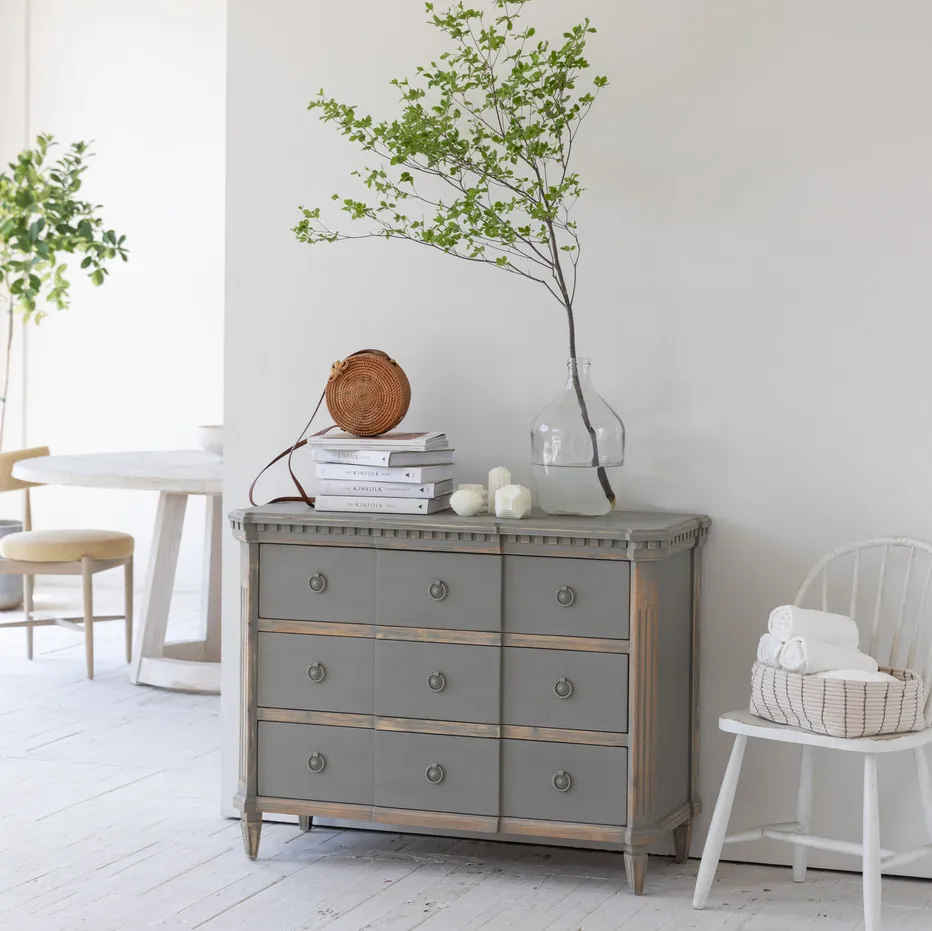 Armoire Saillans en bois massif 9 tiroirs, vue 3 sur 6