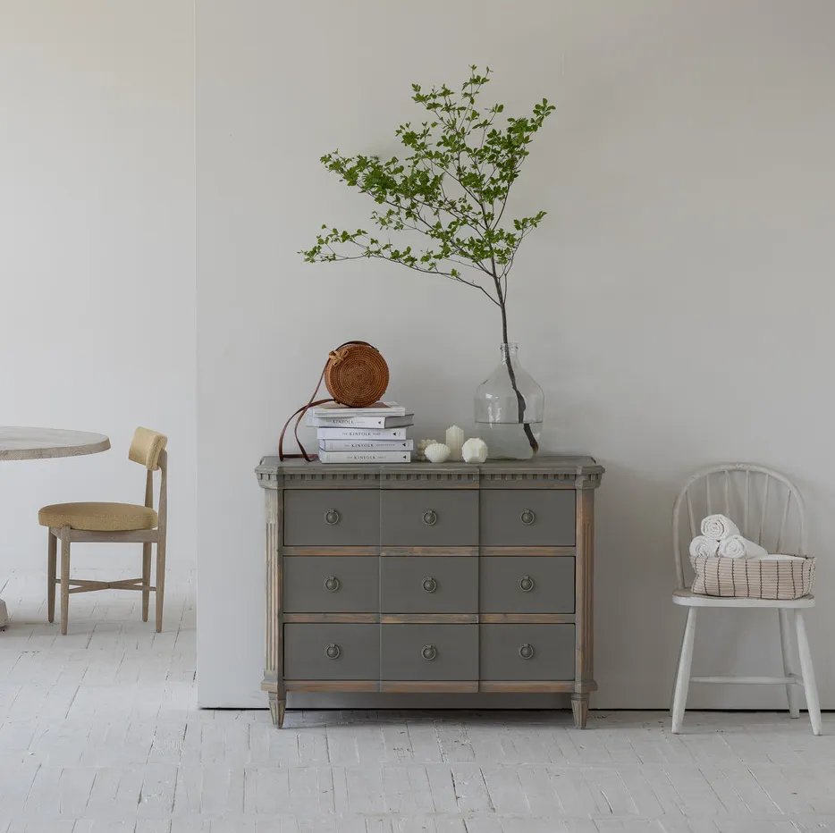 Armoire Saillans en bois massif 9 tiroirs, vue 4 sur 6