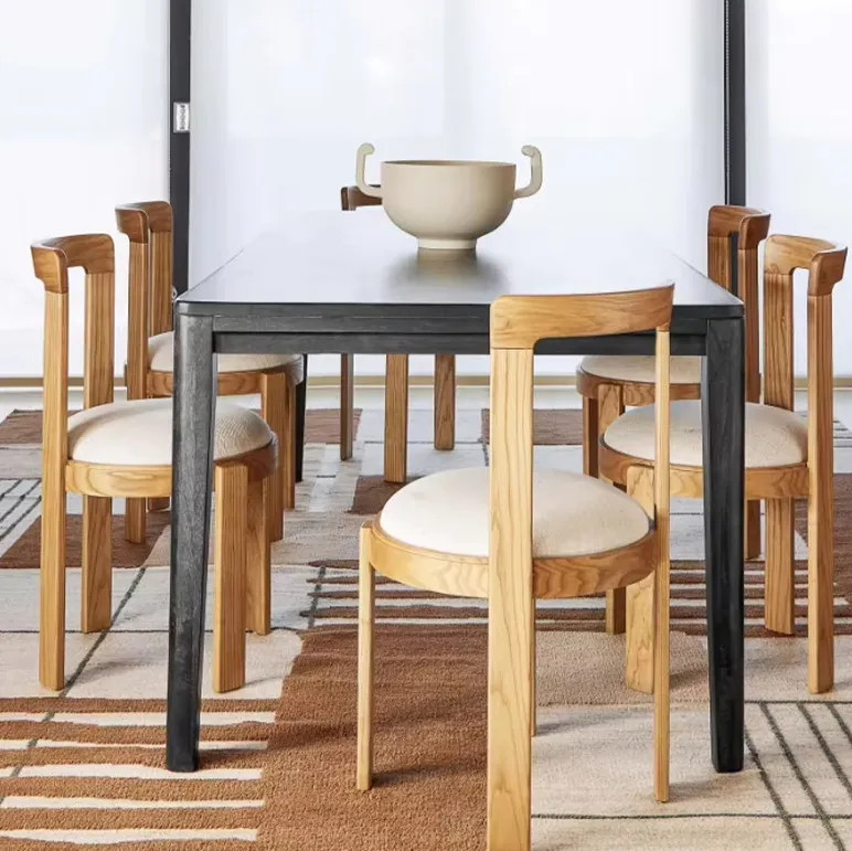 Chaise Briançon en tissu et bois massif, vue 2 sur 6