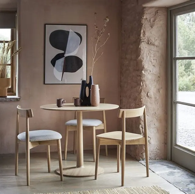Chaise Évian en cuir et chêne — chaises