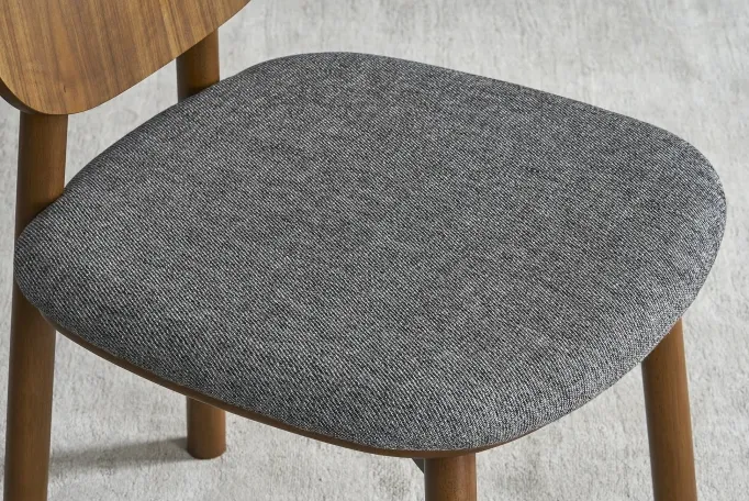 Chaise Megève en tissu et chêne, vue 3 sur 6
