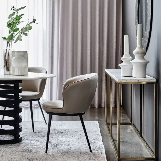 Chaise Mirepoix en cuir noir — chaises