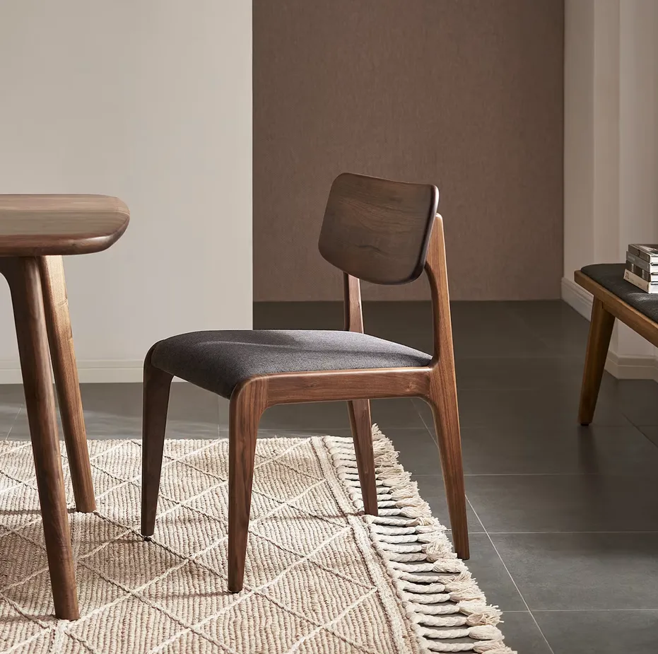 Chaise Uzès en tissu et noyer gris, vue 2 sur 4