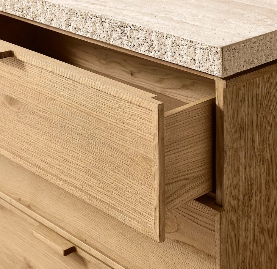 Commode Èze en bois massif 9 tiroirs, vue 3 sur 5