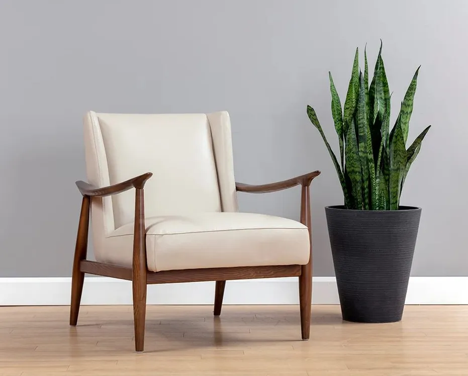 Fauteuil lounge Megève en cuir et frêne, vue 5 sur 6
