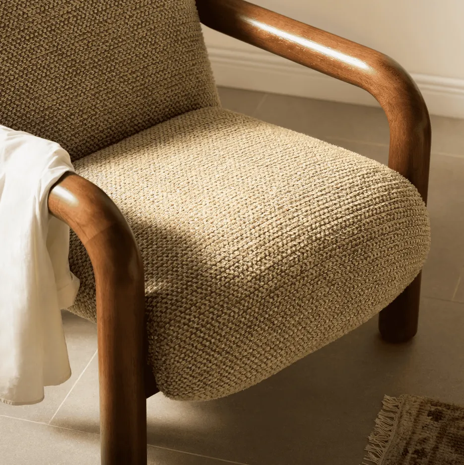 Fauteuil lounge Ornans en tissu et bois massif, vue 3 sur 6
