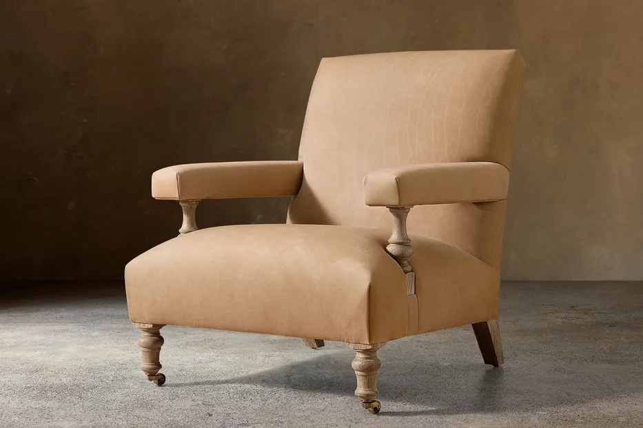 Fauteuil Mougins en cuir et chêne, vue 2 sur 5