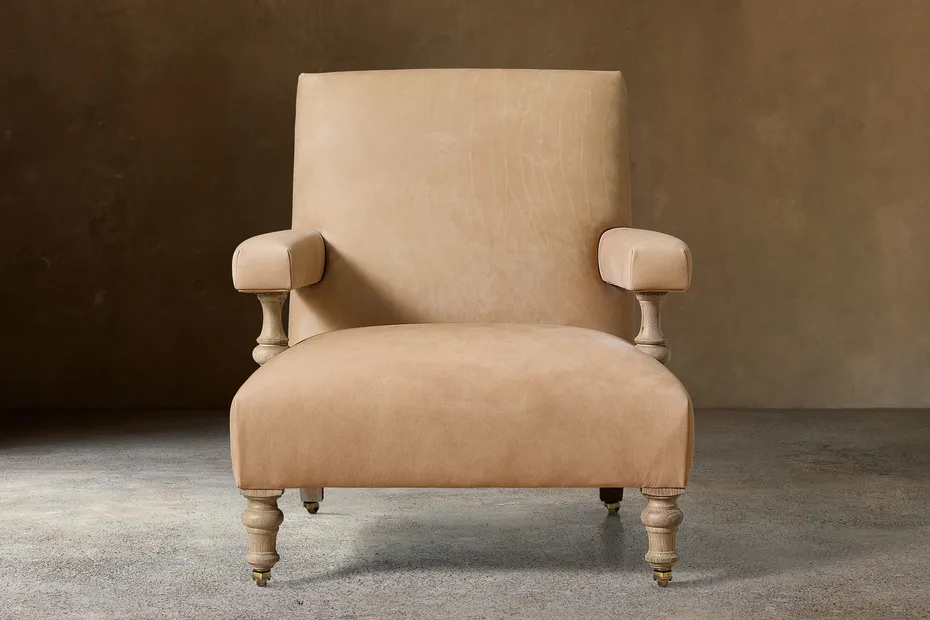 Fauteuil Mougins en cuir et chêne, vue 3 sur 5