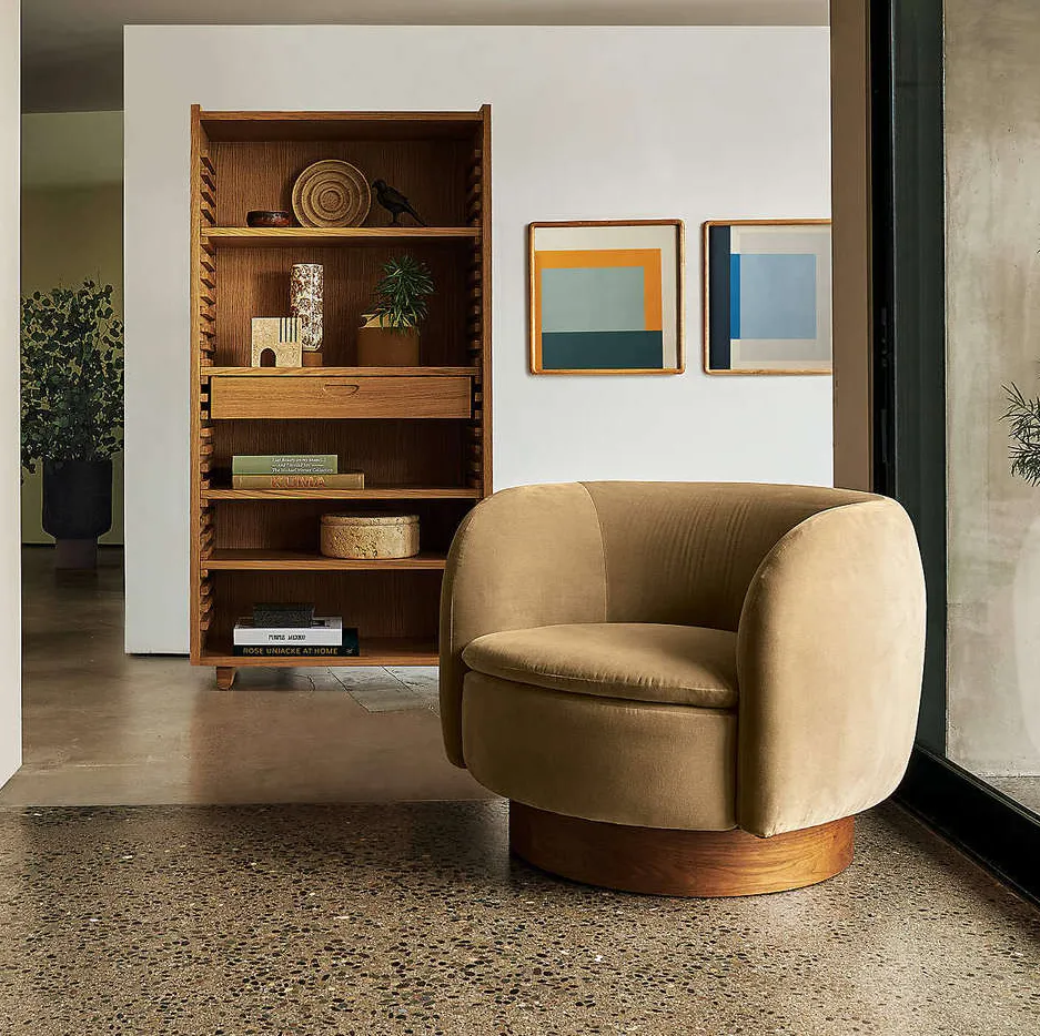 Fauteuil pivotant Avallon en velours et noyer, vue 2 sur 6