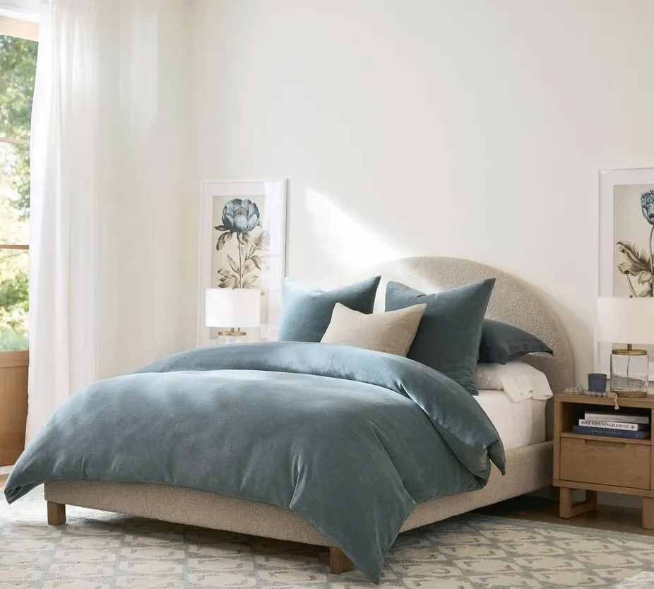 Lit Cotignac en tissu et bois massif king size, vue 3 sur 4