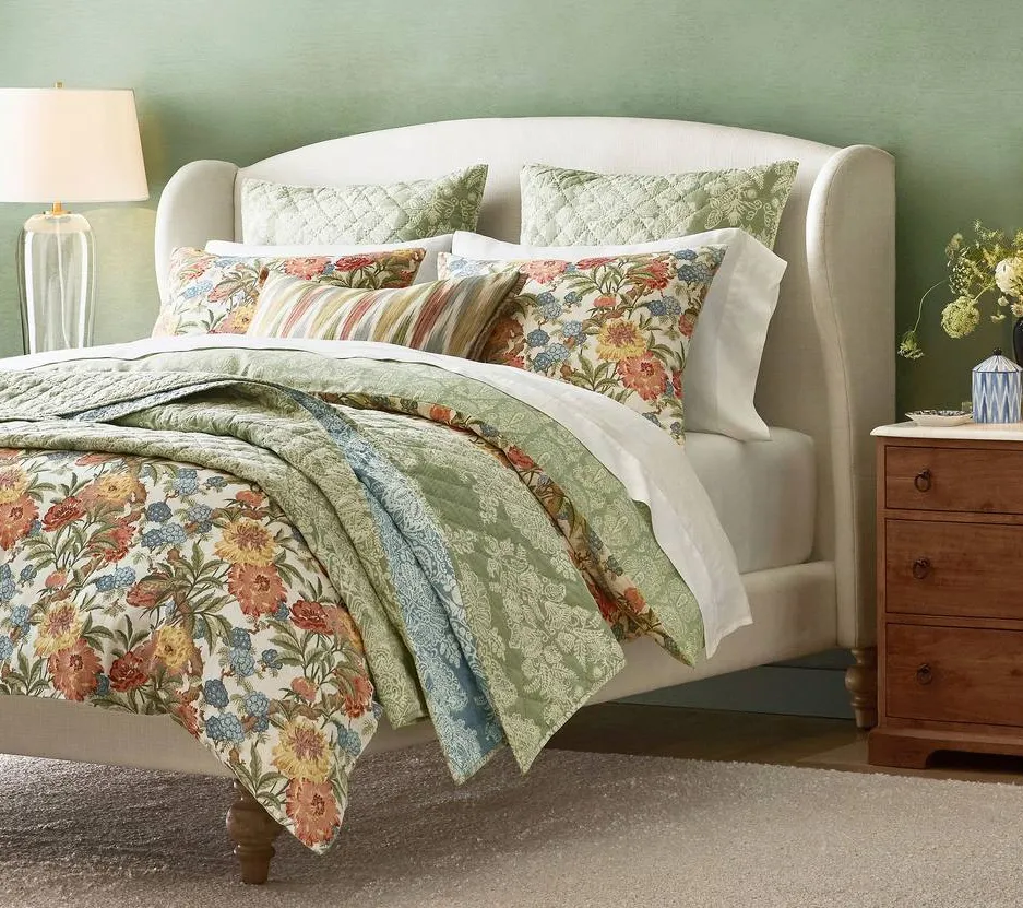 Lit Romans en tissu et bois massif crème king size, vue 2 sur 4