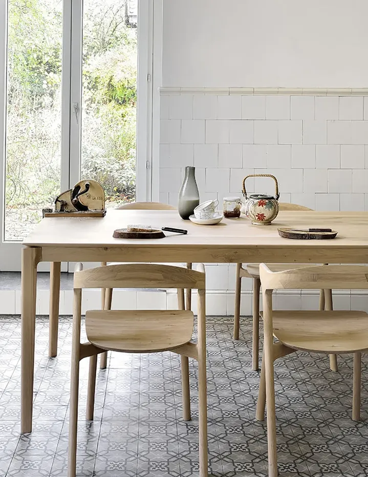 Table à manger Évian en bois massif, vue 2 sur 6
