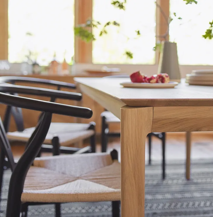 Table à manger Évian en bois massif, vue 3 sur 6