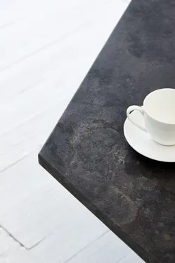 Table basse Lacoste en marbre noir, vue 2 sur 4